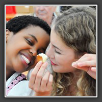 Dachauer Volksfest 2015: Natasha aus Süd-Afrika und ihre Freundin